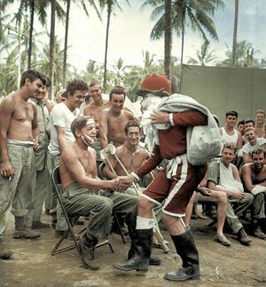 Санта Клаус раздает подарки раненым американским солдатам на Рождество, Гуадалканал, 25 декабря 1944 г..jpg