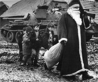 Хорватский солдат в костюме Деда Мороза в Вуковаре, 1992 г.jpg