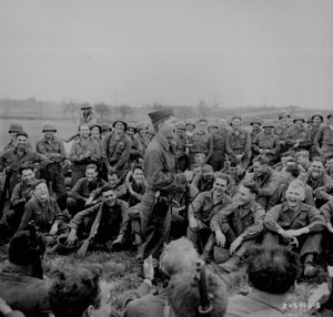 Американский комик Микки Руни выступает перед солдатами 44­дивизиона США. ВМВ. Кист. Германия. 13 апреля 1945 г..jpg
