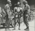 На стыке эпох. Американские солдаты разговаривают со швейцарским гвардейцем из охраны Ватикана, июнь 1944 г.jpg