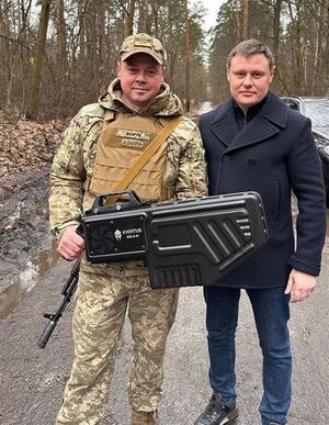 Нардеп Максим Гузенко передав військовим антидронову рушницю – Сумські Дебати февраль 23.jpg