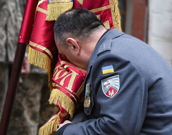Олександр Трепак попрощався з бойовим прапором 3-го полку спецпризначення.jpg