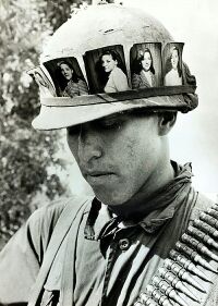 Американский солдат с фотографиями своей девушки на каске, май 1968.jpeg