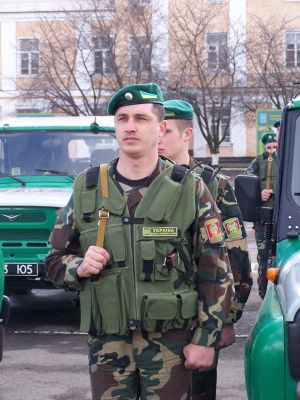 Погранец с Нашивка на берет флажок Вооруженных Сил Украины.jpg