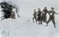 Британские солдаты мечут снежки в снеговика, 1915 г.jpg