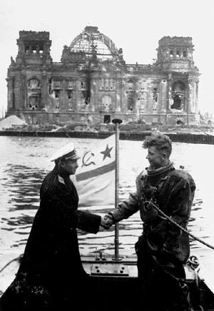 Контр-адмирал Ф.И.Крылов награждает водолаза на фоне Рейхстага, Май 1945..jpg