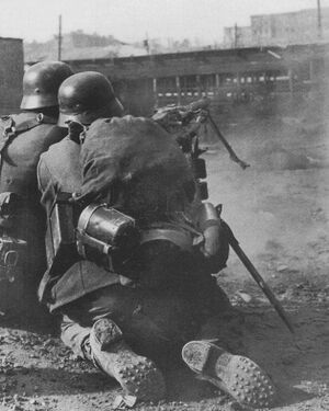 Немецкий пулеметный расчет ведет огонь по зданию. Сталинград, 1942 г..jpg