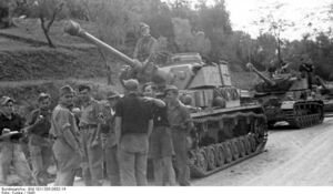 Экипажи танков Pz Kpfw IV 16-й танковой дивизии отдыхают во время марша, Италия, 1943.jpg
