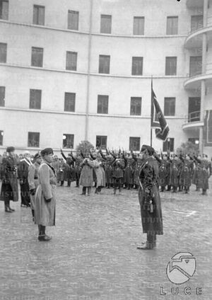 Mussolini rende omaggio ai Moschettieri del duce in occasione dell'annuale della nascita del reparto, alla caserma Mussolini in via Baiamonti 11.02.1937.jpg
