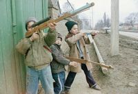 Дети играют с палками, воображая что это огнестрельное оружие, Россия,1990-е гг..jpg