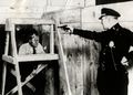 Демонстрация возможностей пуленепробиваемого стекла, 1931 год, Нью-Йорк.jpg
