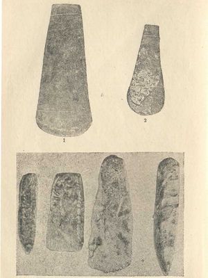 Мідні сокири з розкопів В. В. Хвойки в с. Веремя і Трипілля (1,2) (1-4 н. в.). Камяні сокири з розкопів в с. Озаринці (3, 4) (3-4) н. в..jpg