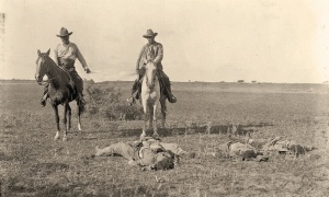 F Frank-Hamer-poses-with-dead-raiders.jpg