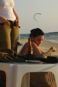Девушки из израилькой армии отдыхают на пляже Тель-Авива, 2005 г..jpg