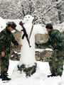 Афганские солдаты делают снеговика после сильного снегопада в Кабуле, Афганистан, 26 декабря 2006 г.jpg