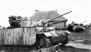 Советский солдат осматривает брошенный немецкий танк Pz.III Ausf. J.jpg