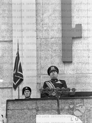 Mussolini tiene un discorso dall'alto del podio di piazza Vittorio Veneto 14.05.1939. сбоку виден мушкетер.jpg