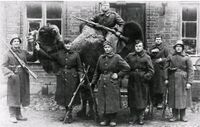 Литовские солдаты с внезапно отбитым у большевиков верблюдом. Верблюда отдали в зоопарк Каунаса..jpg