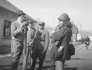 Петро Лисюк (з фотоапаратом) на вулиці в Хусті. Незадовго перед загибеллю 14 березня 1939 р..jpg