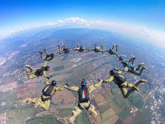 Бойцы 185-го парашютного полка Италии во время учебных прыжков с вертолета, 2017 г.jpg