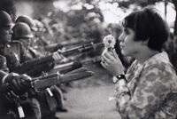 Участница протестов против войны во Вьетнаме. 21 октября 1967 г. у солдат виден штык М6 образца 1957 года к самозорядной винтовке М14.jpg