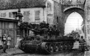 Cromwell во главе колонны «шерманов» вступает во французский город. 1944 год.jpg
