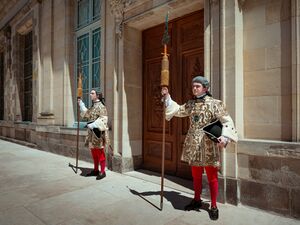 Gardes de la manche du roi, surplombant l'escalier en Fer-à-cheval de la Cour d'Honneur du Château de Fontainebleau..jpg