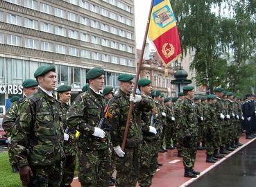 Aspect din timpul ceremoniei militare desfasurate in garnizoana brasov-sized.jpg
