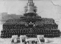 Групповая фотография команды британского линейного крейсера Худ. После боя с Бисмарком из 1415 человек выживут лишь трое..jpg