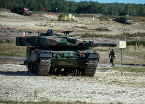Leopard 2PL - Szkolenie Wojska Polskiego w Nowej Dębie (cropped).jpg