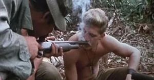 Американские солдаты курят марихуану через ствол дробовика, Вьетнам, кадр из фильма Взвод..jpg