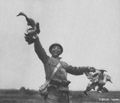 Радостный японский солдат с захваченными гусями, 1937 или 1938 г.jpg