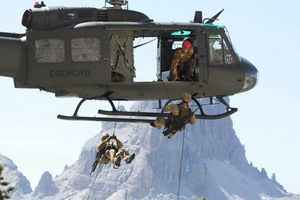 4th Alpini Rgt Rappeling from an AB205.jpg