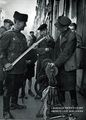 Казак затачивает шашку у уличного точильщика, Москва, 1942 г.jpg