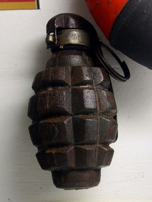450px-Grenade F1 model 1916, Musée Somme 1916, pic-050.jpg