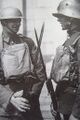 Два ирландских солдата в униформе старого (справа) и нового образца, 1940 г.jpg