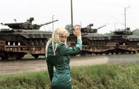 Итальянская порноактриса провожает советские танки, покидающиe Будапешт, 1990.jpg