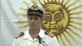 Из-за необычного ракурса кажется, что солнце с арегнтинского флага делает массаж флот-капитану ВМС Аргентины, 2017 г..jpg