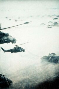 Советские ударные вертолёты МИ-24 прикрывают с воздуха танковую колонну. Афганистан. Война в Афганистане. 1984 г..jpg