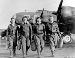 Женщины-пилоты только что вышли из самолетов В-17, 16 апреля 1949 г.jpg