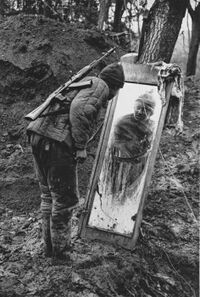 Солдат смотрит в зеркало, Чечня 1994 г.jpg