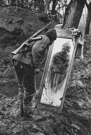 Солдат смотрит в зеркало, Чечня 1994 г.jpg