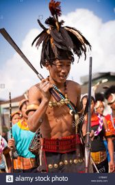India-nagaland-longwa-konyak-naga-warrior-in-traditional-dress-carrying-C7BX6Y.jpg
