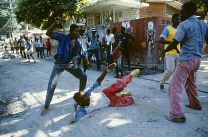 Гаитянские вилиганты захватывают тонтон-макута, 1987 год 2.jpg