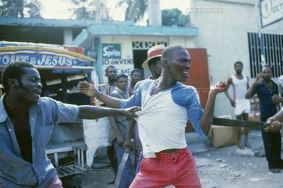 Гаитянские Вигиланты захватывают тонтон-макута, 1987 год.jpg