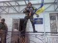 Бійці батальйону Чернігів зачистили Сєвєродонецьк від терористів. На міськраді наші бійціі вивісили синьо-жовтий прапор..jpg