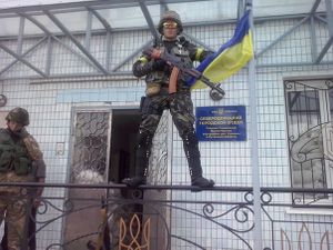 Бійці батальйону Чернігів зачистили Сєвєродонецьк від терористів. На міськраді наші бійціі вивісили синьо-жовтий прапор..jpg