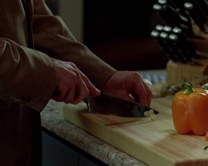 Уайт режет чеснок кухонным ножом густаво.jpg