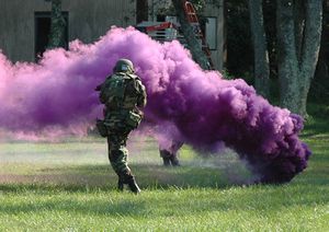 Студенты Транспортного командыванния ВВС США во время учений с использованием дымовой гранаты сиреневого цвета, 18 сентября 2006 г.jpg