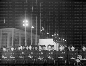 Mussolini e Starace inaugurano di notte, dall'alto di un palco, la Mostra autarchica del Minerale italiano al Circo Massimo 18.11.1938.jpg